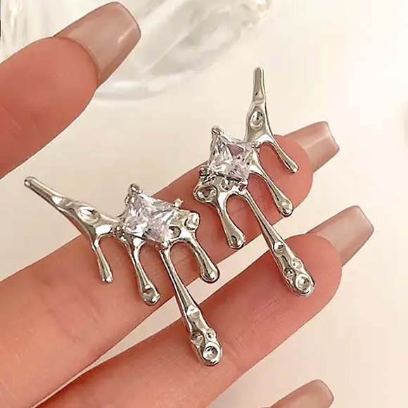 🔵𝟲𝟱%𝗢𝗙𝗙 𝗯𝘂𝗻𝗱𝗹𝗲𝘀 𝟯+🔵 NEW Oozing Rhinestone Contemporary Drop Earrings - Picture 9 of 17